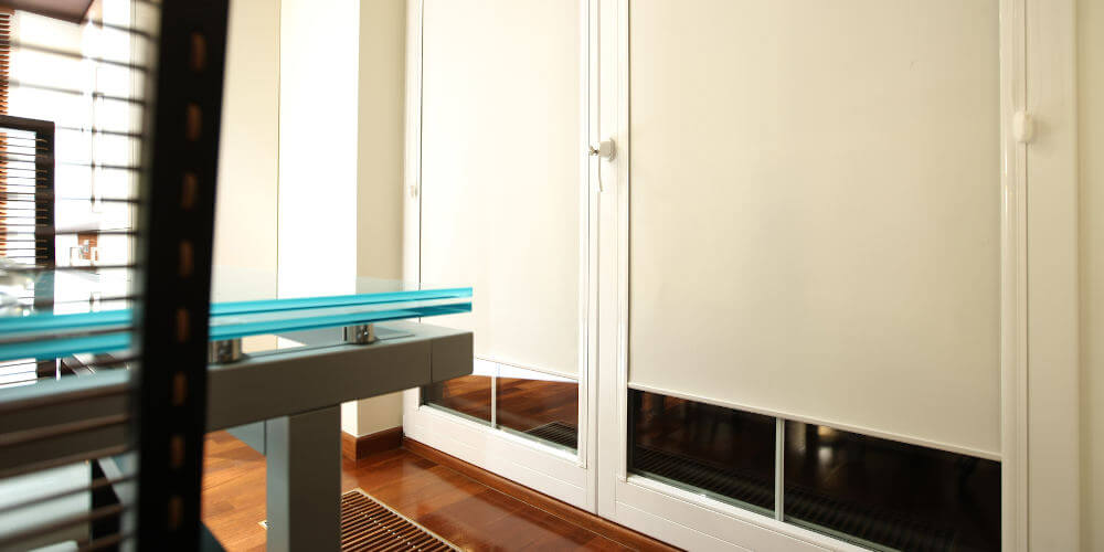 rolety w kasecie z bliska