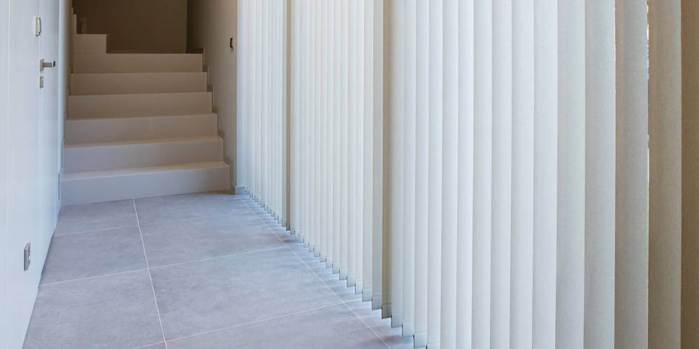 żaluzje pionowe na korytarzu