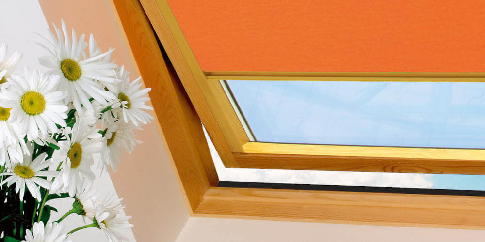 rolety dachowe przy otwartym oknie