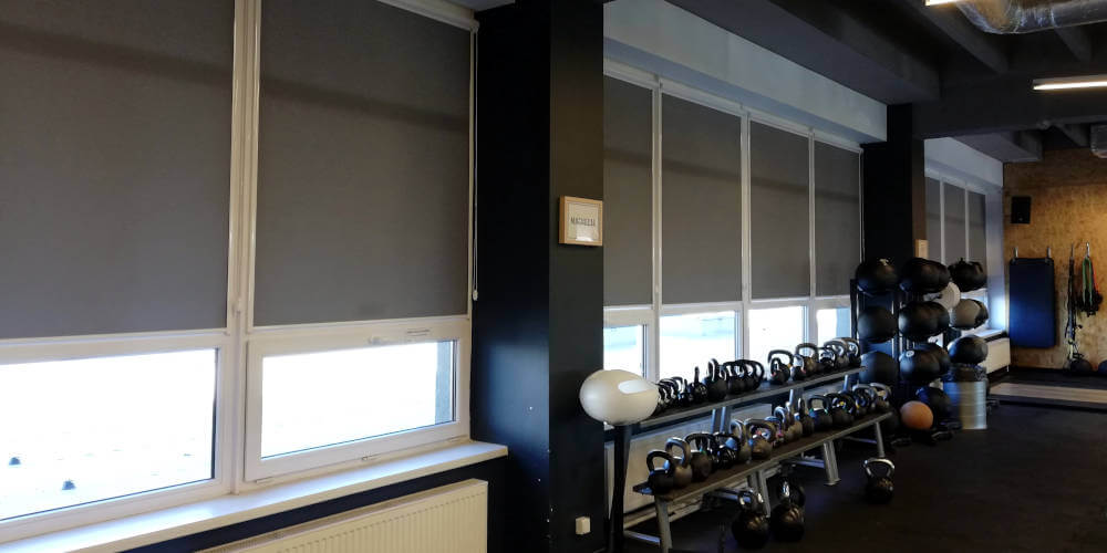 rolety w kasecie na siłowni