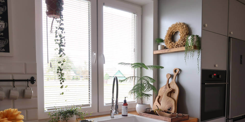 żaluzje drewniane montowane na ramie okiennej