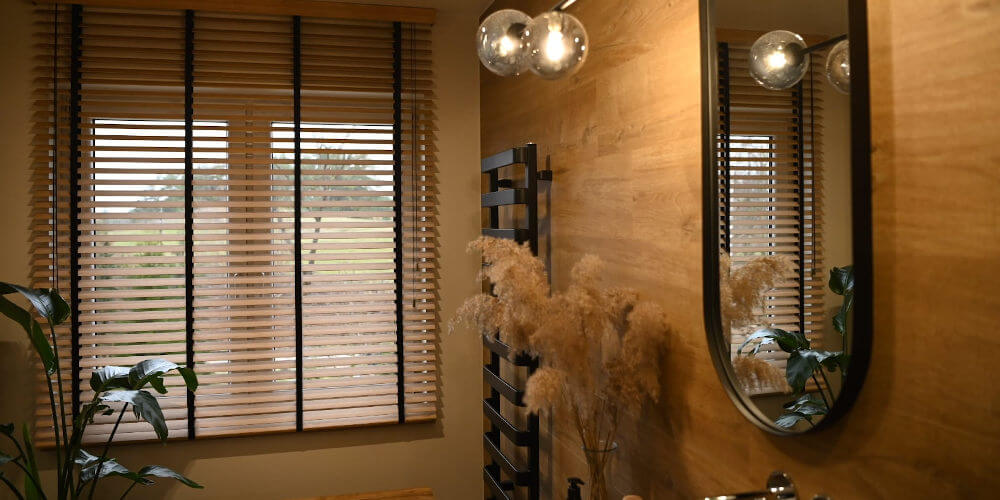 żaluzje drewniane w łazience