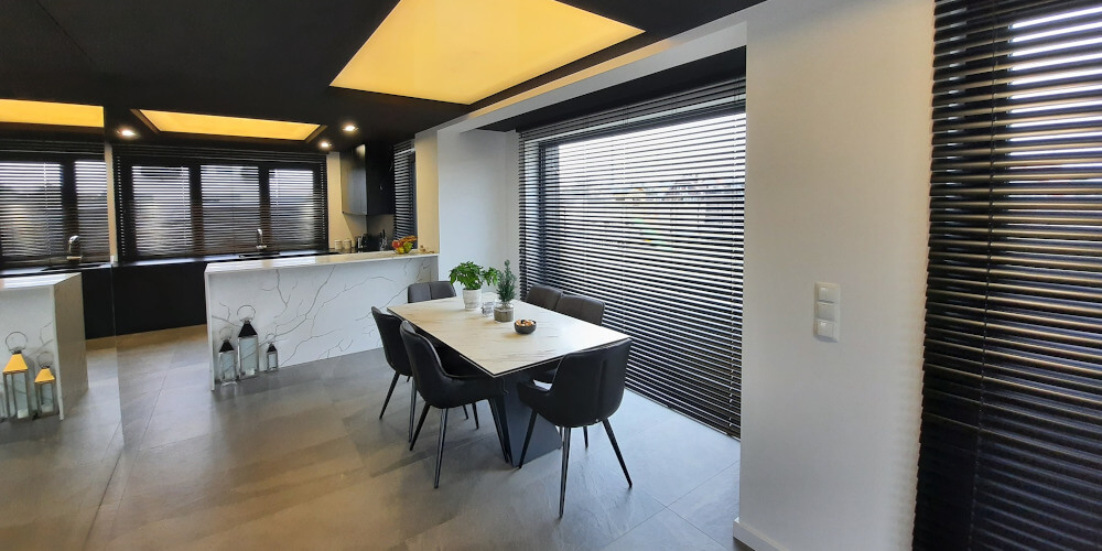 Żaluzje aluminiowe w salonie z kuchnią