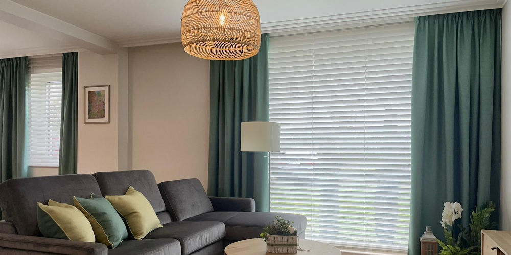 Białe żaluzje drewniane z zasłonami