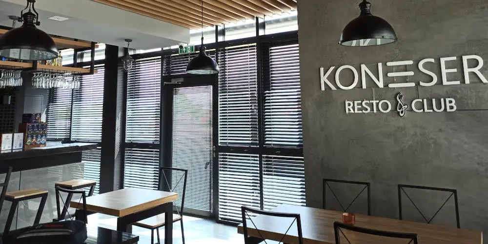 Żaluzje aluminiowe w eleganckiej restauracji