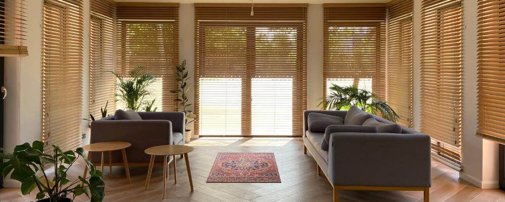 żaluzje bambusowe na dużych przeszkleniach