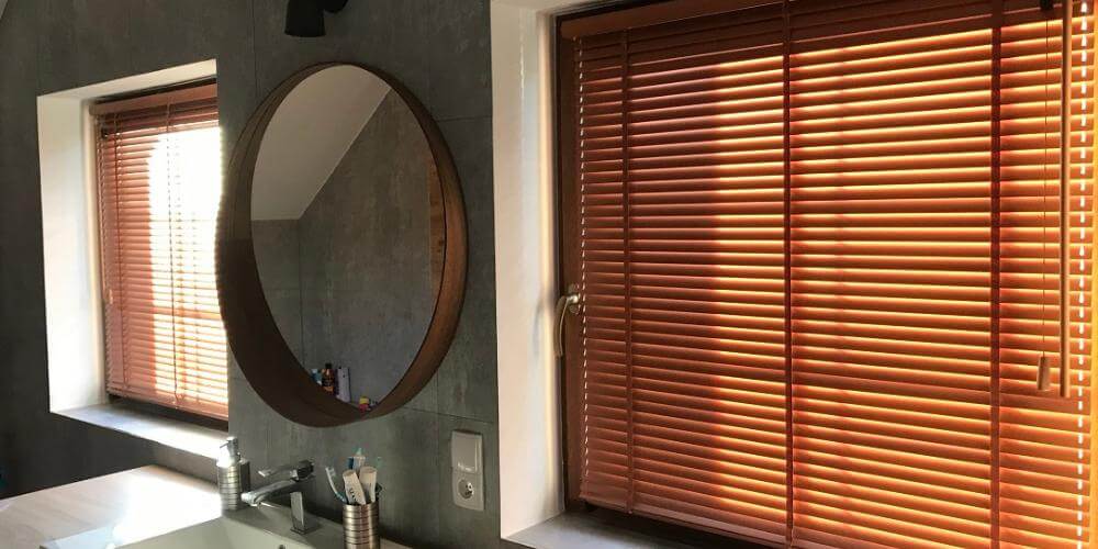 Żaluzje drewniane montowane na oknie