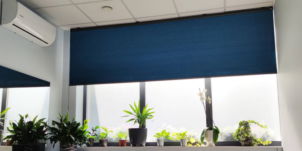 Rolety plisowane na dużym przeszkleniu