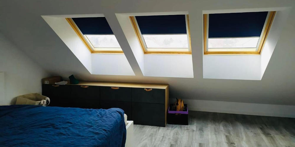 Rolety dachowe w sypialni