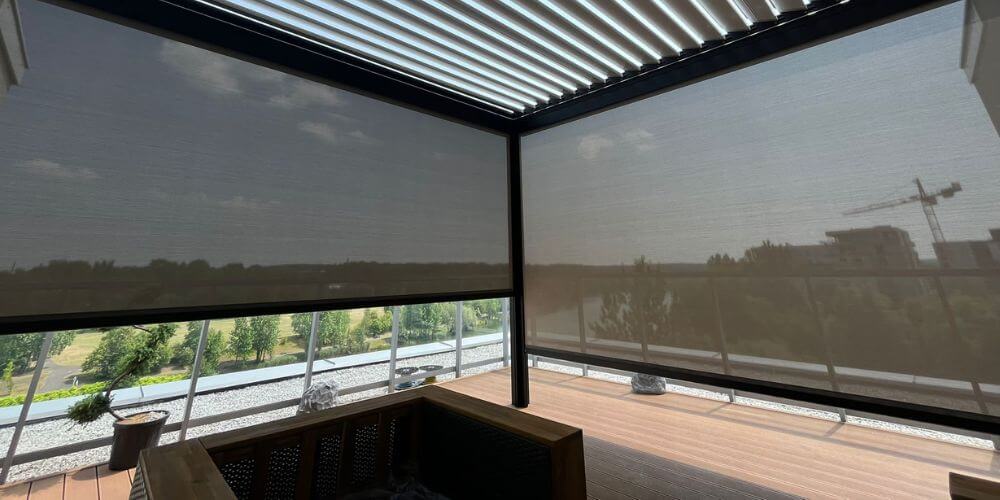 Rolety screen na przestronnym tarasie