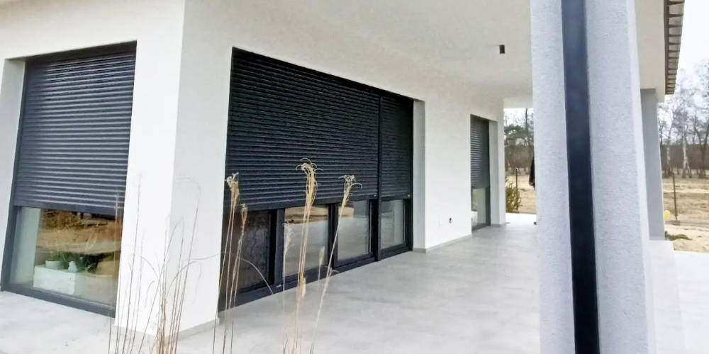 Rolety zewnętrzne na jasnej elewacji