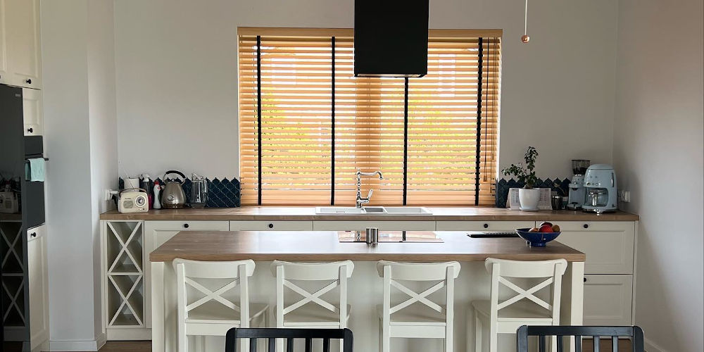 Stylowe żaluzje drewniane w kuchni