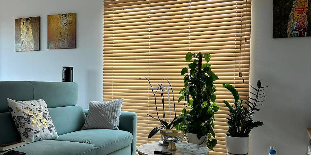 Drewniane żaluzje w kameralnym salonie
