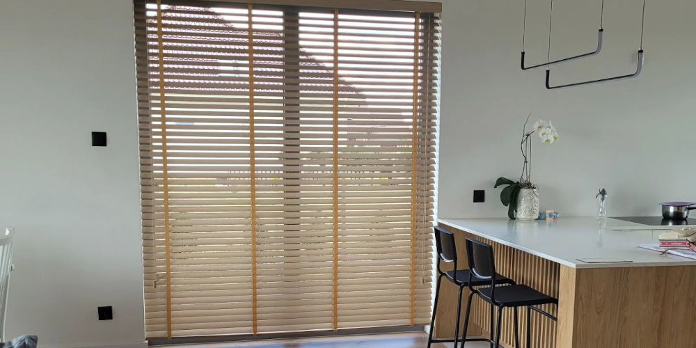Żaluzje bambusowe w salonie z kuchnią