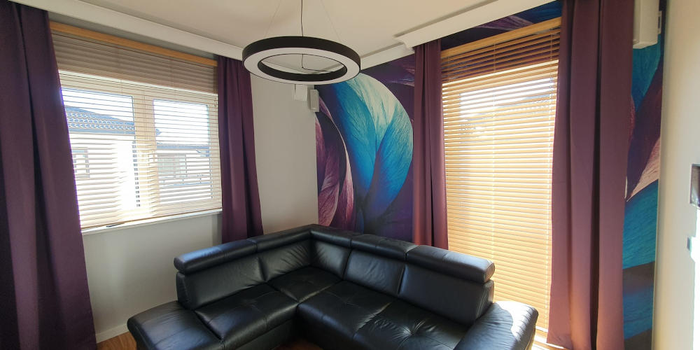 Żaluzje bambusowe w salonie