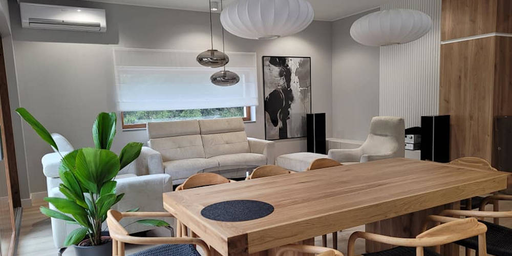 Jasne rolety rzymskie w salonie