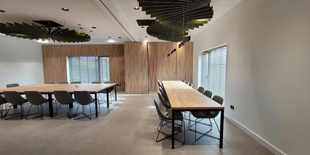 Żaluzje aluminiowe w biurze