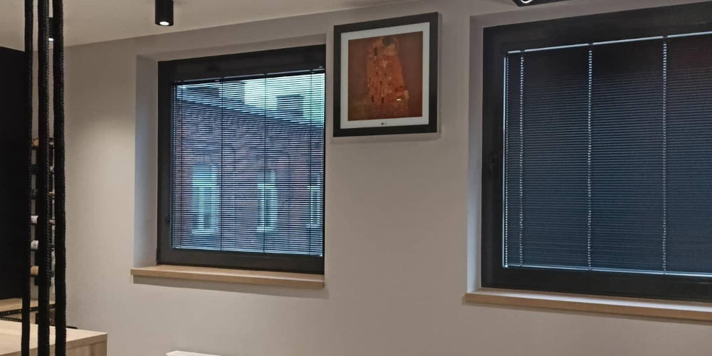 Żaluzje aluminiowe montowane na oknie