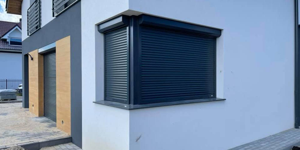 Zewnętrzne rolety w ciemnym kolorze