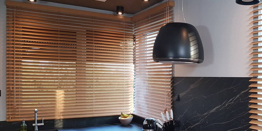 Żaluzje bambusowe na oknie narożnym