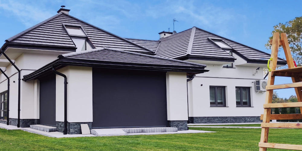 Rolety screen w ciemnym kolorze na taras