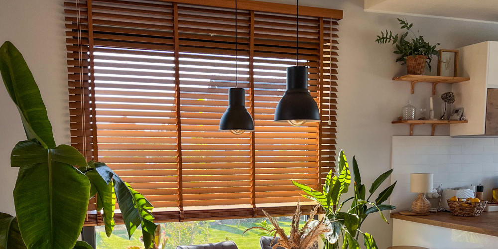 Żaluzje drewniane w salonie z kuchnią