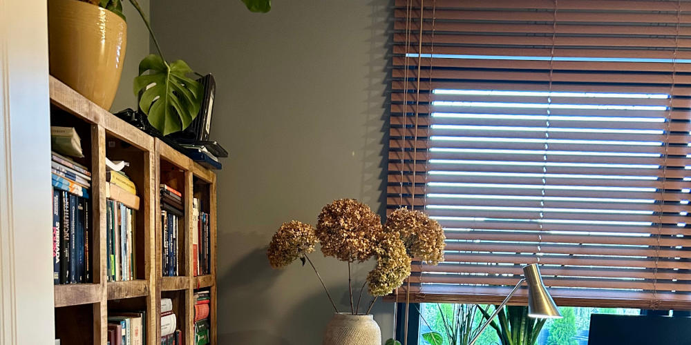 Żaluzje drewniane w domowym biurze