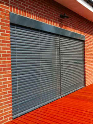 żaluzje zewnętrzne w domu z cegły