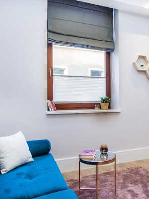 rolety rzymskie i plisy na jednym oknie