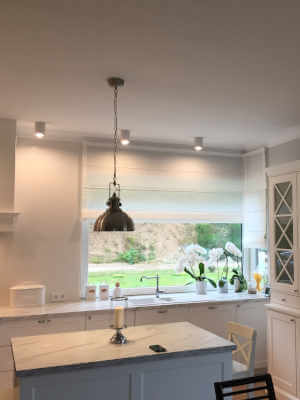 rolety rzymskie w jasnej kuchni