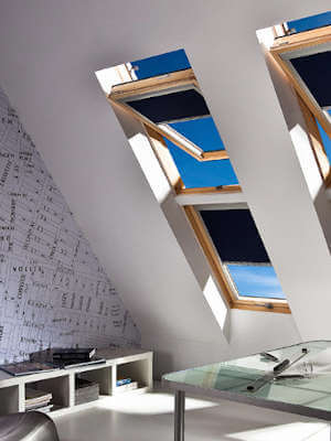 rolety dachowe na kilku oknach