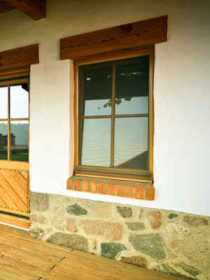 moskitiery na brązowych oknach