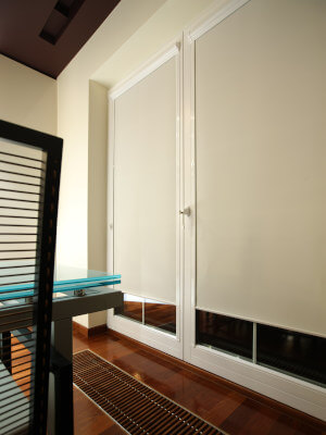 rolety w kasecie z bliska