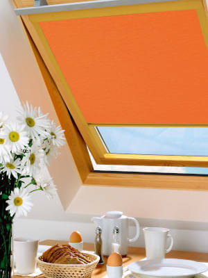 rolety dachowe przy otwartym oknie