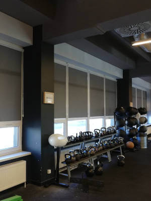 rolety w kasecie na siłowni