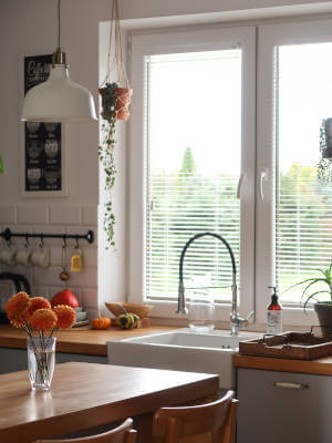 żaluzje drewniane montowane na ramie okiennej