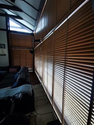 żaluzje drewniane w elektryce