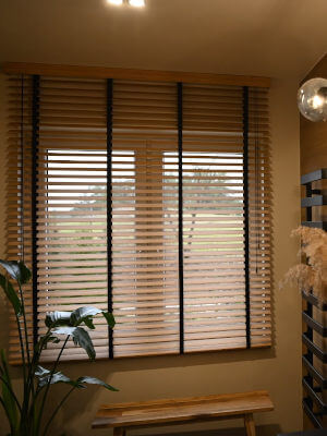 żaluzje drewniane w łazience