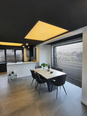 Żaluzje aluminiowe w salonie z kuchnią