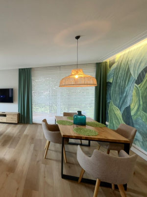 Białe żaluzje drewniane