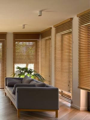 żaluzje bambusowe na dużych przeszkleniach