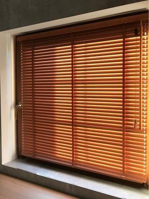 Żaluzje drewniane montowane na oknie