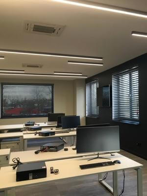 Czarne żaluzje drewniane w biurze