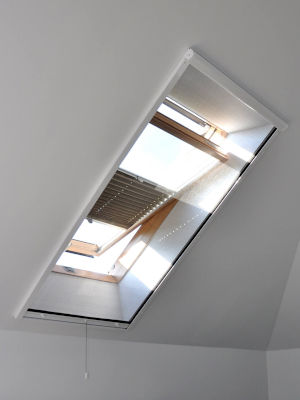 Rolety plisowane na oknie dachowym