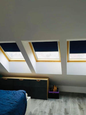 Rolety dachowe w sypialni