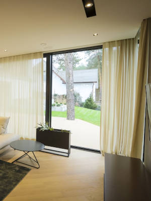 Zasłony na dużych przeszkleniach