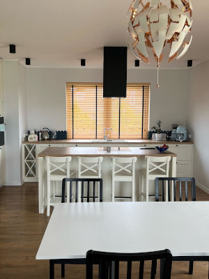 Stylowe żaluzje drewniane w kuchni