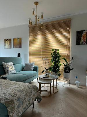Drewniane żaluzje w kameralnym salonie