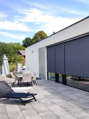 Rolety screen w ciemnym kolorze na duże przeszklenia