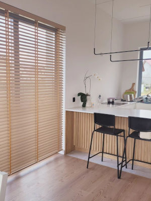 Żaluzje bambusowe w salonie z kuchnią
